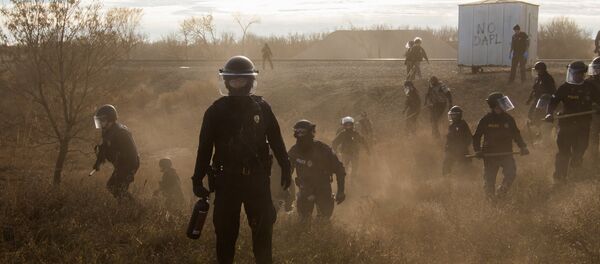 Polis geçen yıl Dakota Access Boru Hattı'na karşı çıkan eylemcileri biber gazı, plastik mermi ve elektroşok cihazları kullanarak dağıtmış ve toplu gözaltılar yapmıştı. - Sputnik Türkiye
