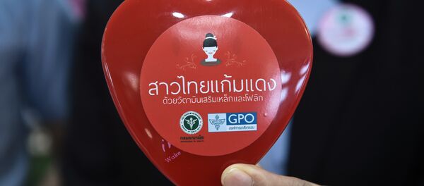 Tayland Sağlık Bakanlığı'nın ülkedeki doğum oranını arttırma çabaları kapsamında kadınlara dağıttığı doğum öncesi vitaminleri - Sputnik Türkiye