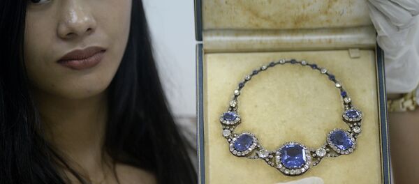 Filipinler diktatörü Ferdinand Marcos'un eşi Imelda Marcos'un el konulan mücevherlerinden biri - Sputnik Türkiye