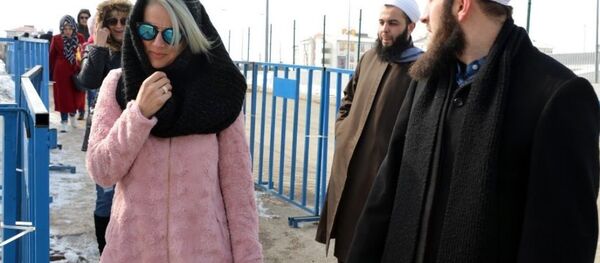 İsmailağa Cemaati üyeleri kış festivalinde Kuran-ı Kerim dağıttı - Sputnik Türkiye