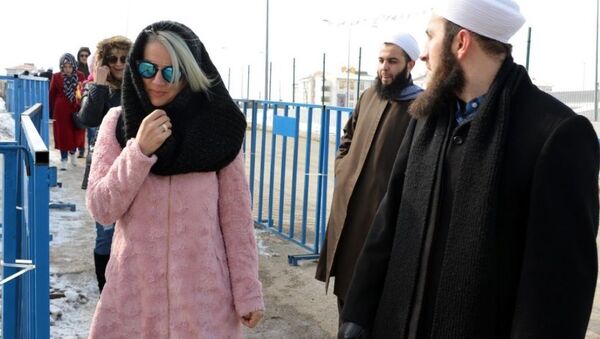 İsmailağa Cemaati üyeleri kış festivalinde Kuran-ı Kerim dağıttı - Sputnik Türkiye