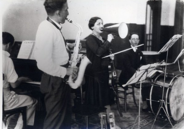 Beyaz Ruslar İstanbul'da-Pera Palace'da Ruslardan oluşan bir jazz grubu-1920'ler - Sputnik Türkiye