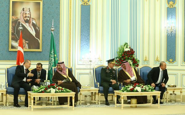 Erdoğan'a Genelkurmay Başkanı Hulusi Akar ve Dışişleri Bakanı Mevlüt Çavuşoğlu da eşlik ediyor. - Sputnik Türkiye