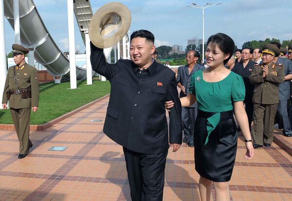 Kuzey Kore lideri Kim Jong-un ve eşi Ri Sol-ju - Sputnik Türkiye