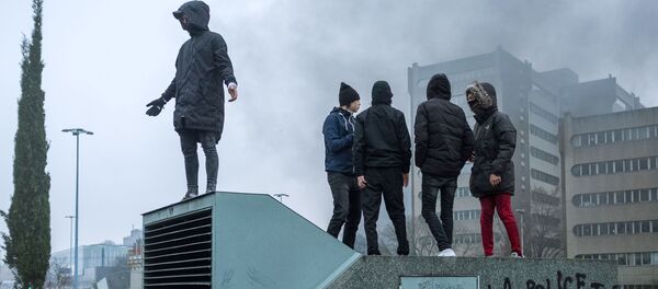 Paris'in bobigny banliyösünden bir sokak Paris'in bobigny banliyösünden bir sokak - Sputnik Türkiye