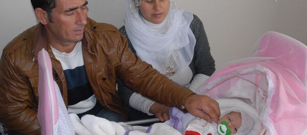 Mustafa Çelik, Songül Çelik ve 'Evet' bebek - Sputnik Türkiye