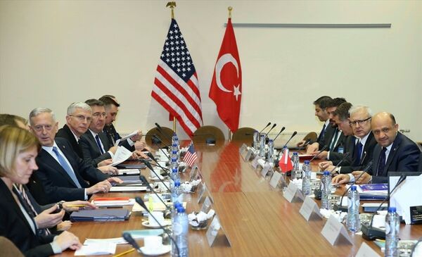 NATO Savunma Bakanları Toplantısı'na için Brüksel'de bulunan Milli Savunma Bakanı Fikri Işık, ABD'li mevkidaşı James Mattis görüştü.  - Sputnik Türkiye