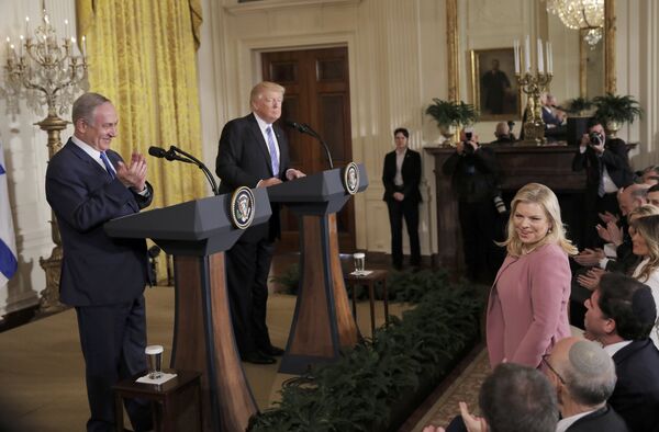 Sara Netanyahu ve Melania Trump, basın toplantısını en ön sıradan takip etti. - Sputnik Türkiye