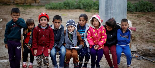 IŞİD'in Musullu bir aileye sattığı Ezidi çocuk Ayman (ortada) Duhok'ta ailesiyle yeniden bir araya geldi. - Sputnik Türkiye