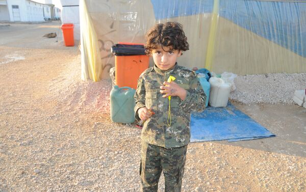 Mülteci kampındaki bir Ezidi çocuk - Sputnik Türkiye