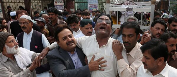 Pakistan'da Sufi alim Lal Şahbaz Kalender'in türbesindeki intihar saldırısında ölenler için cenaze töreni yapıldı - Sputnik Türkiye