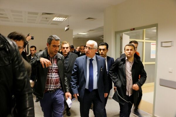 Şanlıurfa Valisi Güngör Azim Tuna, yaralıları tedavi gördükleri hastanede ziyaret etti.    Foto Muhabiri Halil Fidan - Sputnik Türkiye