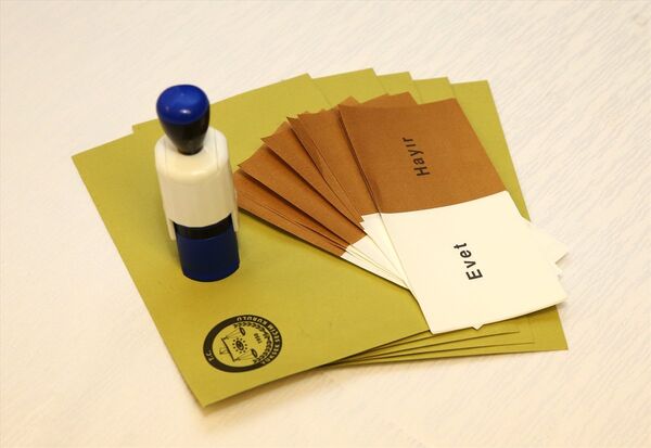 Yüksek Seçim Kurulu'nca (YSK) referandumda kullanılmak üzere bastırılan oy pusulaları ve şeffaf sandıkların görüntüleri dün basınla paylaşıldı.  - Sputnik Türkiye