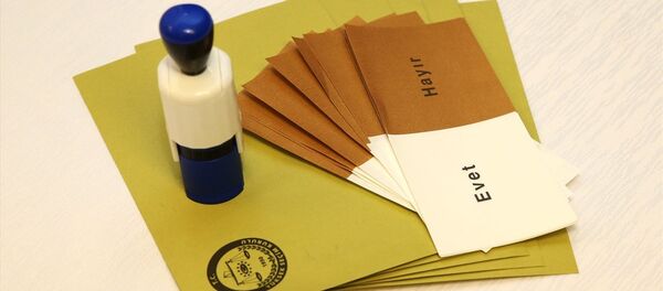 Yüksek Seçim Kurulu'nca (YSK) halk oylamasında kullanılmak üzere bastırılan oy pusulaları ve şeffaf sandıkların görüntüleri dün basınla paylaşıldı. - Sputnik Türkiye