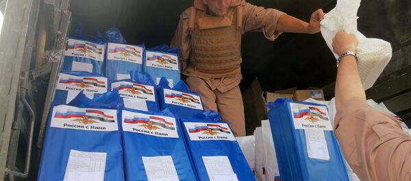 Suriye'de insani yardım dağıtan bir Rus asker (2016) - Sputnik Türkiye