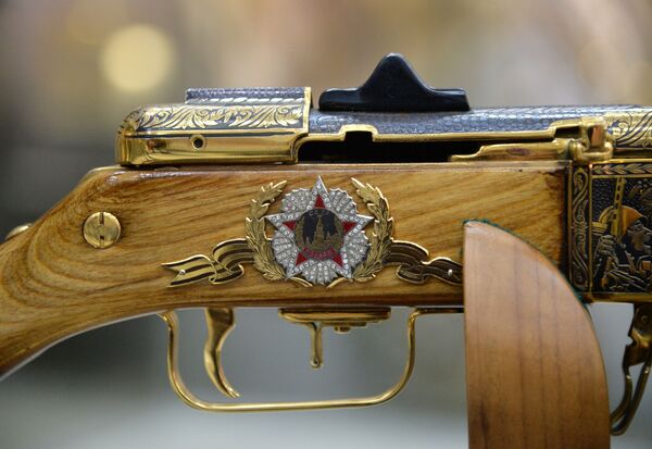 Zlatoust’taki silah fabrikasında üretilen hediyelik silah. - Sputnik Türkiye