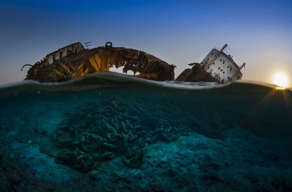 Macar fotoğrafçı Csaba Tökölyi tarafından çekilen ‘Güneş batarken Louilla’nın çöküşü’ fotoğrafı Batık gemiler kategorisinde ödül aldı. - Sputnik Türkiye