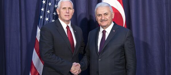 ABD Başkan Yardımcısı Mike Pence ve Başbakan Binali Yıldırım - Sputnik Türkiye