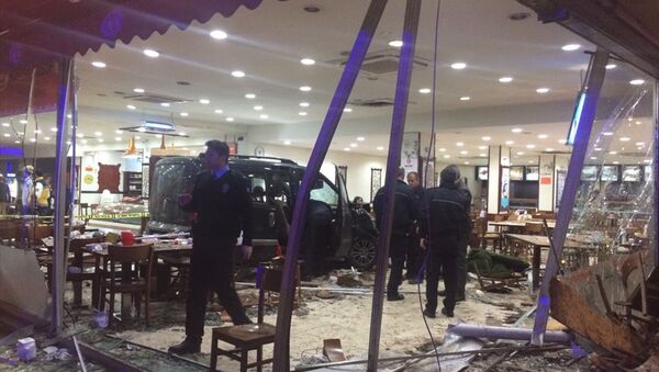 Bursa'da gasp ettiği araçla restorana girdi - Sputnik Türkiye