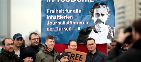 Die Welt muhabiri Deniz Yücel'in gözaltına alınması Berlin'de protesto edildi - Sputnik Türkiye
