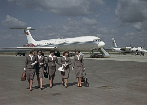 Moskova’daki Vnukova Havalimanı’ndaki Aeroflot Havayolları’na ait Il-62 uçağı önündeki hostesler (1963) - Sputnik Türkiye