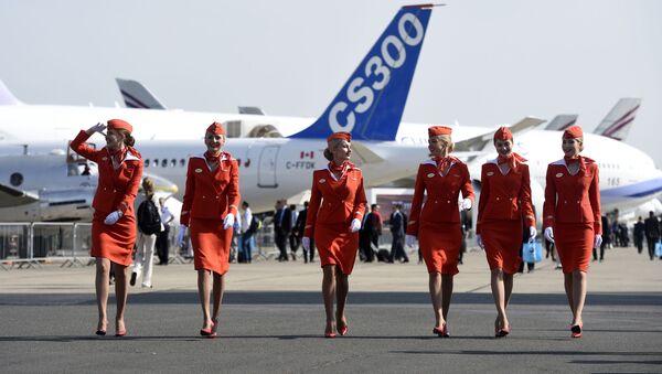 Aeroflot hostesleri, 16 Haziran 2015 tarihinde Uluslararası Paris Havacılık Fuarı'nda. - Sputnik Türkiye
