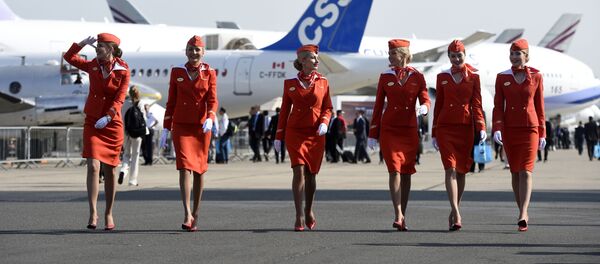 Aeroflot hostesleri, 16 Haziran 2015 tarihinde Uluslararası Paris Havacılık Fuarı'nda. - Sputnik Türkiye