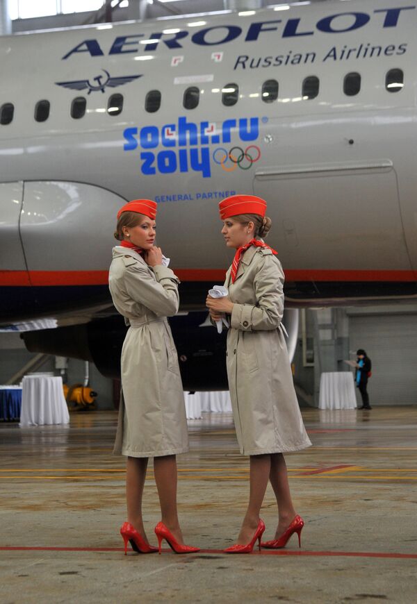 Aeroflot hostesleri, 2014 Soçi Olimpiyatları sembolleriyle süslü uçağın önünde. - Sputnik Türkiye