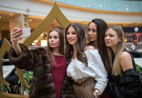 ‘Miss Russia 2016' yarışmasını kazanan Yana Dobrovolskaya ile selfie çeken ‘Miss Russia 2017’ yarışmacıları. - Sputnik Türkiye