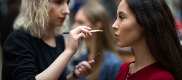 Yarışmacılara makyaj yapılarken. - Sputnik Türkiye