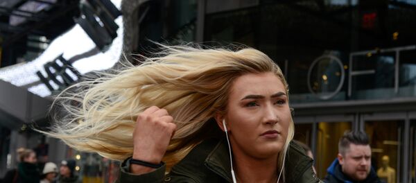 Times Meydanı'nda bir kadın - Sputnik Türkiye