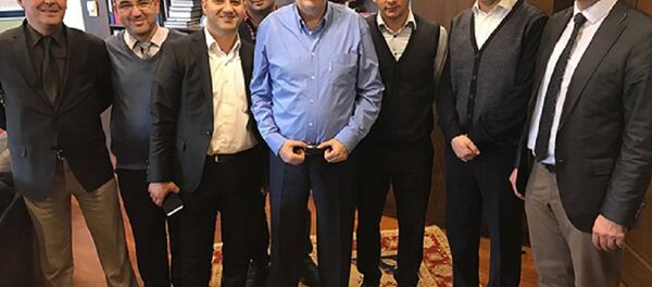 Orhan uzuner (ortada) - Sputnik Türkiye