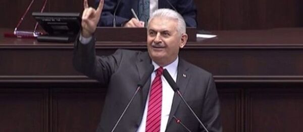 Başbakan Binali Yıldırım - bozkurt işareti - Sputnik Türkiye