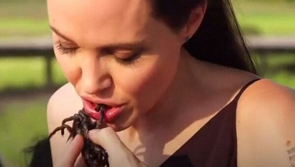 Angelina Jolie, çocuklarıyla birlikte tarantula ‘ziyafeti çekti’ - Sputnik Türkiye
