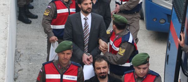 15 Temmuz gecesi Cumhurbaşkanı Recep Tayyip Erdoğan'a suikast girişiminde bulunan askerler, Muğla'daki duruşma salonuna getirilirken - Sputnik Türkiye