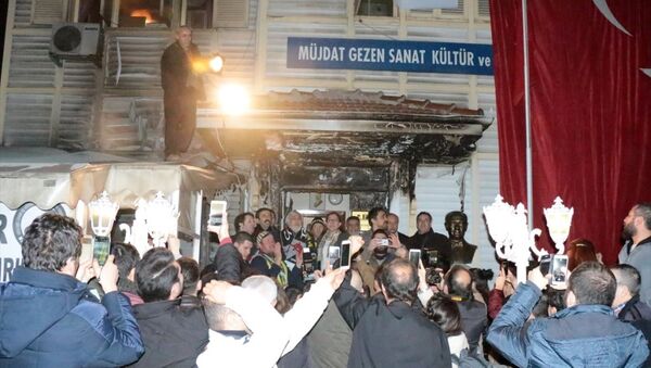 Beşiktaşlı ve Fenerbahçeli bir grup taraftar, Müjdat Gezen Sanat Merkezi'ne (MGSM) yönelik saldırıyı protesto etti. - Sputnik Türkiye