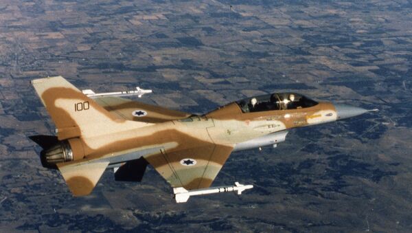 An Israeli Air Force F-16 jet fighter in flight over Israel 1980. - Sputnik Türkiye