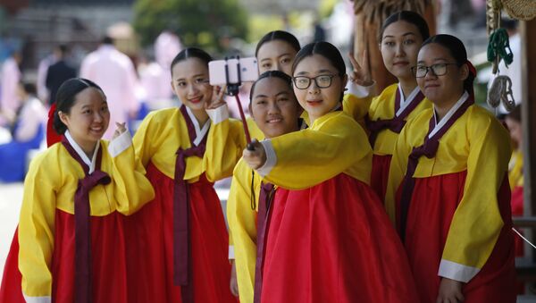 Güney Kore'nin başkenti Seul'de '20 Yaş Günü' kutlayan kadınlar - Sputnik Türkiye