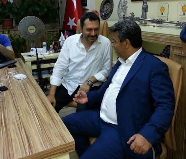 AK Parti Küçükçekmece İlçe binasında çekilen fotoğraf tartışma yarattı AK Parti Küçükçekmece İlçe binasında çekilen fotoğraf tartışma yarattı - Sputnik Türkiye