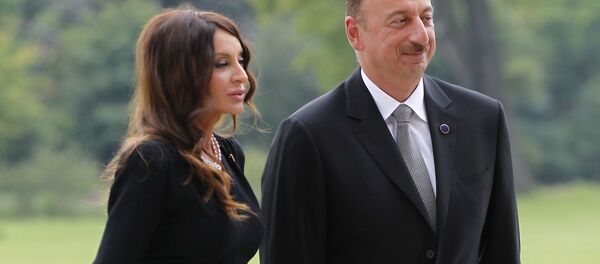 Azerbaycan Cumhurbaşkanı İlham Aliyev eşi Mehriban Aliyeva ile birlikte Londra’daki Buckingham Sarayı’nda. - Sputnik Türkiye