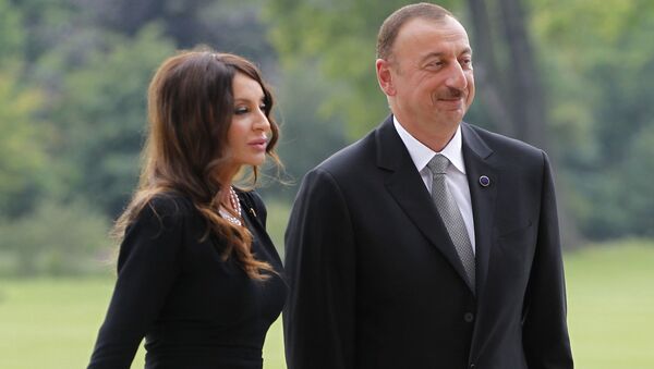 Azerbaycan Cumhurbaşkanı İlham Aliyev eşi Mehriban Aliyeva ile birlikte Londra’daki Buckingham Sarayı’nda. - Sputnik Türkiye