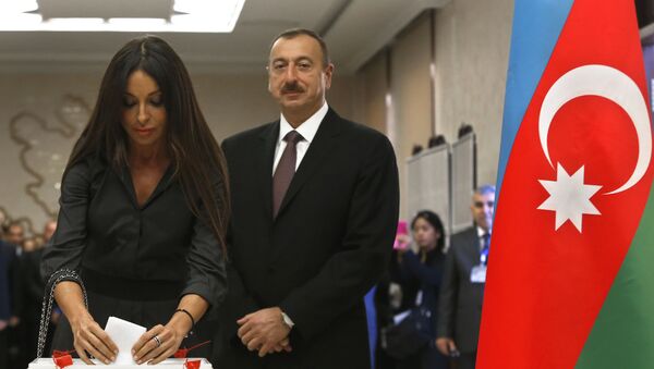 Azerbaycan Cumhurbaşkanı İlham Aliyev eşi Mehriban Aliyeva ile birlikte Bakü’deki seçim sandığında. - Sputnik Türkiye