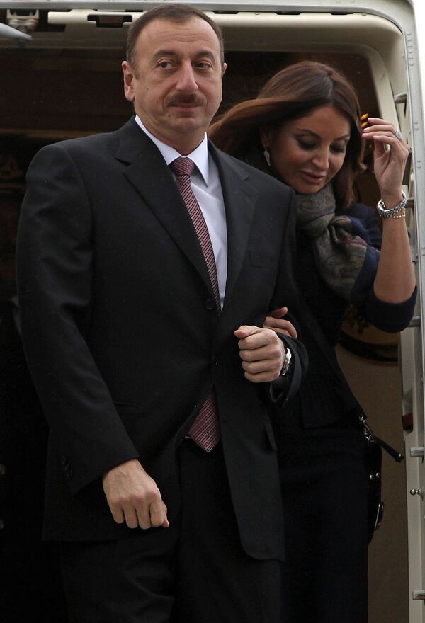Azerbaycan Cumhurbaşkanı İlham Aliyev eşi Mehriban Aliyeva ile birlikte Lizbon Havalimanı’nda. - Sputnik Türkiye