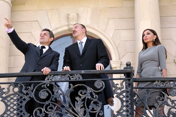 Dönemin Fransa Cumhurbaşkanı Nicolas Sarkozy, Azerbaycan Cumhurbaşkanı İlham Aliyev ve eşi Mehriban Aliyeva Bakü’deki Cumhurbaşkanlığı Sarayı’nın balkonunda. - Sputnik Türkiye
