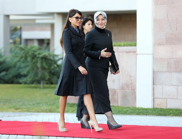 Azerbaycan Cumhurbaşkanı İlham Aliyev’in eşi Mehriban Aliyeva ve Abdullah Gül’ün eşi Hayrunnisa Gül Ankara’da. - Sputnik Türkiye