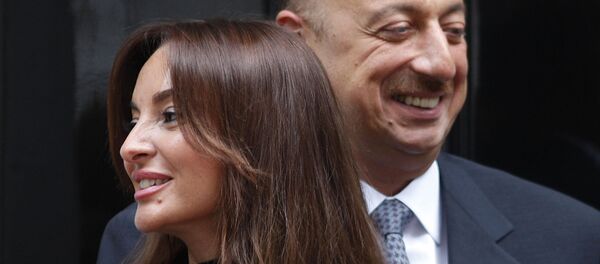 Azerbaycan Cumhurbaşkanı İlham Aliyev eşi Mehriban Aliyeva ile birlikte Downing Street’ta. - Sputnik Türkiye
