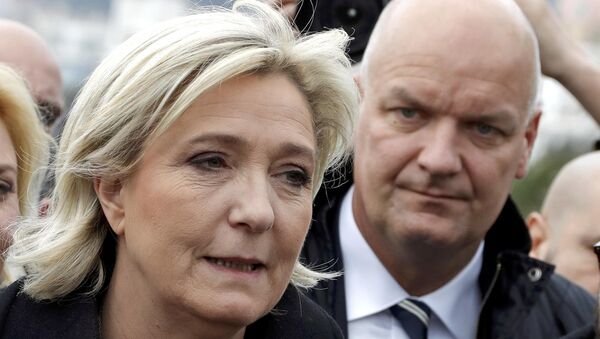 Marine Le Pen ve gözaltına alınan koruması Thierry Legier - Sputnik Türkiye
