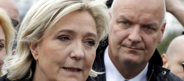 Marine Le Pen ve gözaltına alınan koruması Thierry Legier - Sputnik Türkiye