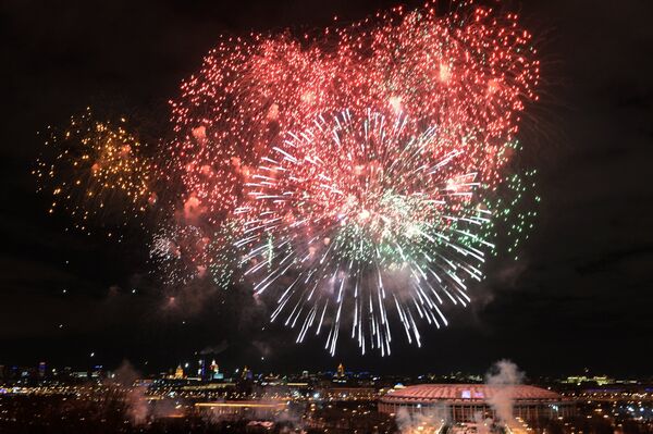 Vatan Savunucuları Günü nedeniyle Moskova'da yapılan havai fişek gösterisi - Sputnik Türkiye