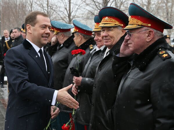 Rusya Başbakanı Dimitriy Medvedev de Moskova'da Vatan Savunucuları Günü kutlamalarına katıldı - Sputnik Türkiye